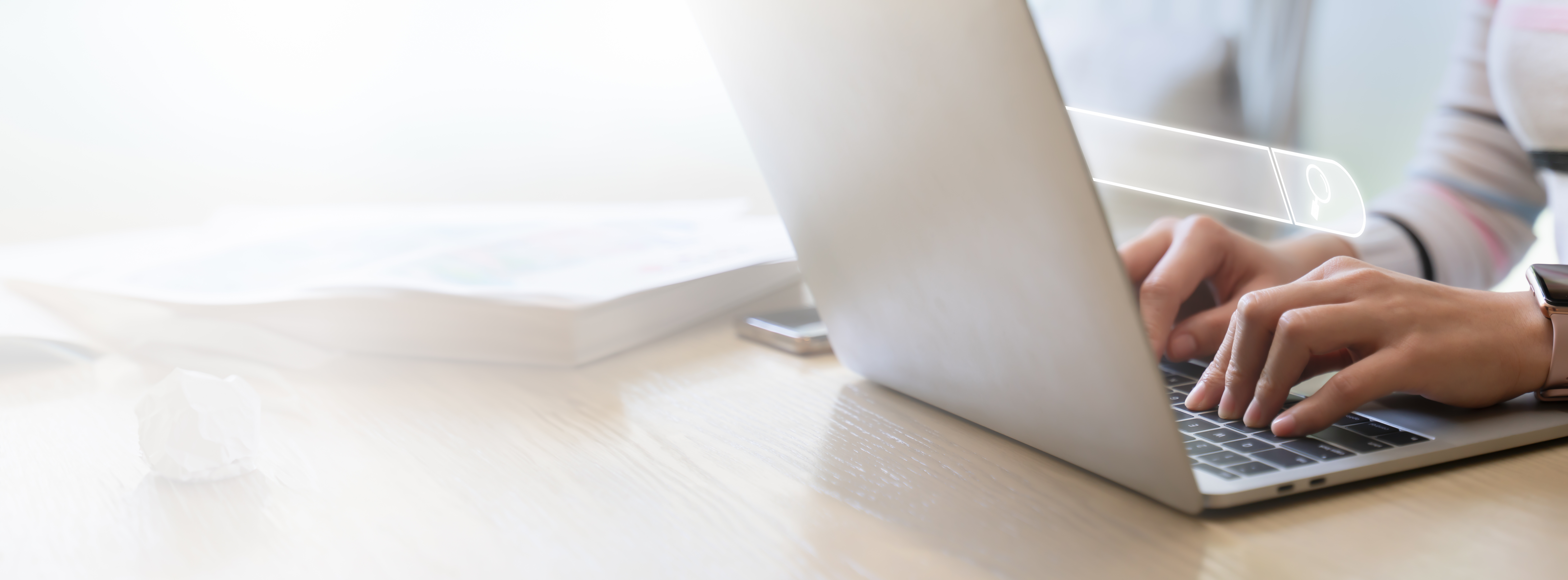 Hände tippen auf Notebooktastatur