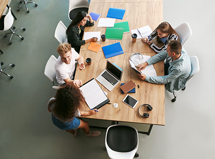 Leute sitzen arbeiten zusammen am Tisch