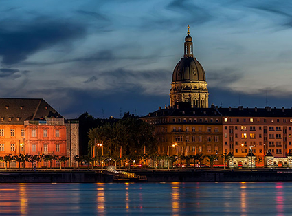 Blick über den Rhein auf das Kurfürstliche Schloss und die Christuskirche in Mainz
