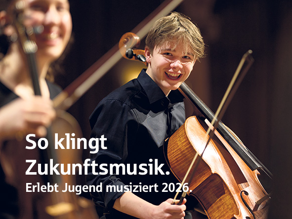 Junger Mann spielt im Orchester Cello