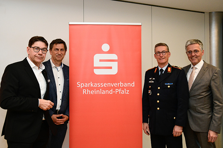 Gruppenbild mit vier Herren: Die SVRP-Verbandsleitung sowie ein Herr in Bundeswehruniform neben einem roten Sparkassenbanner