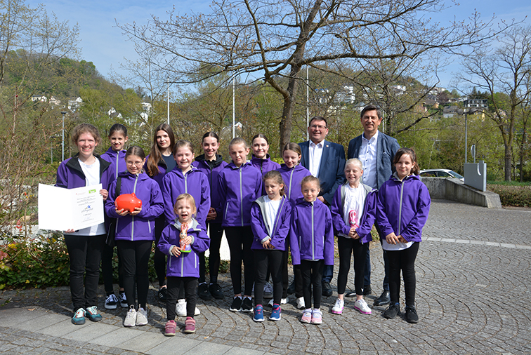 Gruppenfoto mit zwei Männer und vierzehn Kindern, SVRP-Geschäftsführer Herr Roman Frank bei der Preisübergabe Gewinnspiel SWR4-vereint an den Verein Lahngarde SV Fachbach in Bad Ems