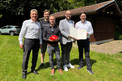 Foto mit fünf Herren auf einer Wiese: SVRP-Präsident Herr Thomas Hirsch bei der Preisübergabe Gewinnspiel SWR4-vereint an den Verein Simter Spengler in Niedersimten