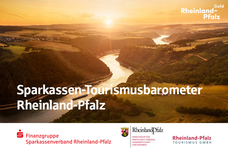 Aufnahme einer rheinland-pfälzischen Landschaft im Sonnenuntergang mit Beschriftung.