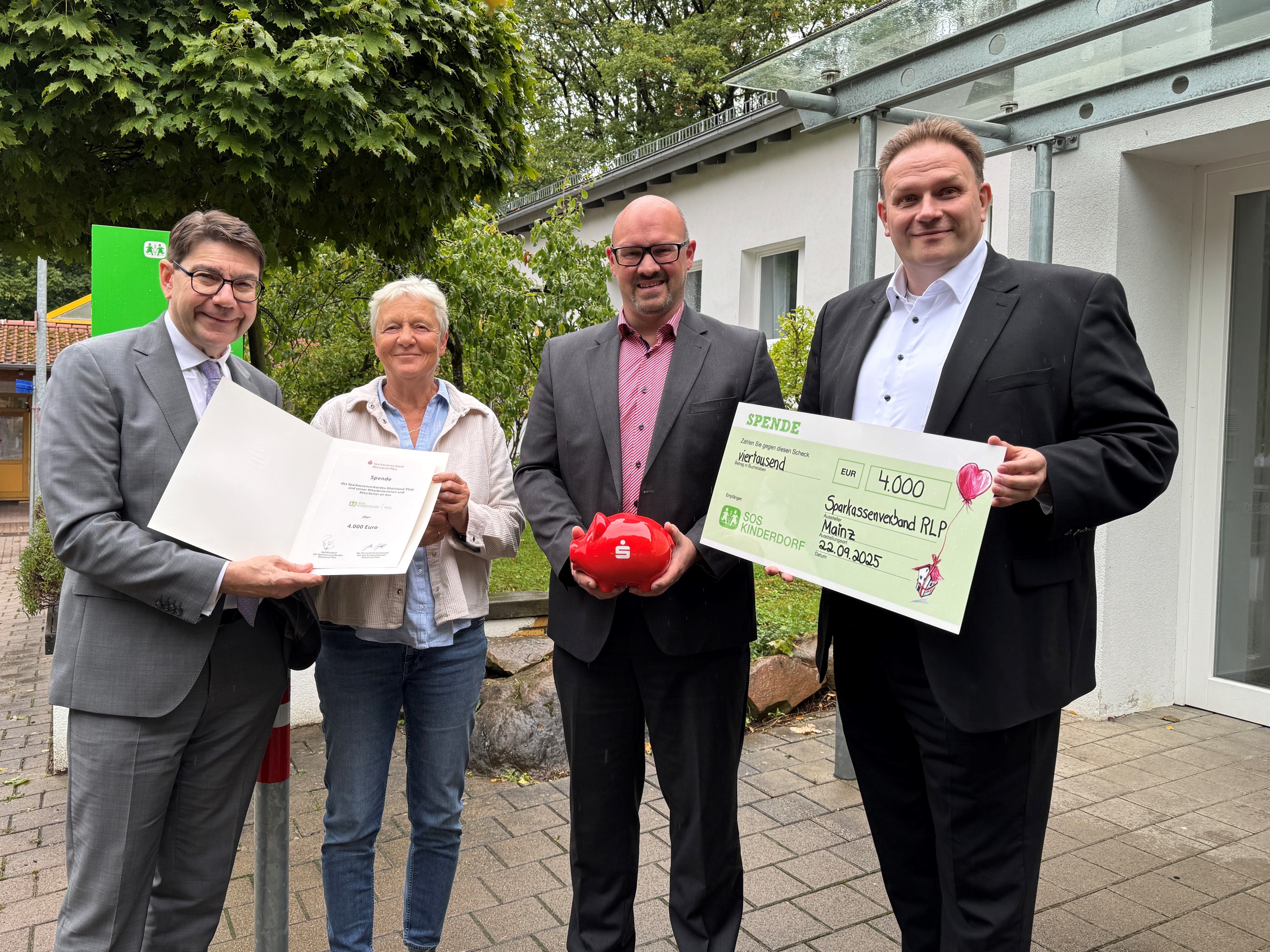 Übergabe der 4.000-Euro-Spende an der SOS-Kinderdorf.