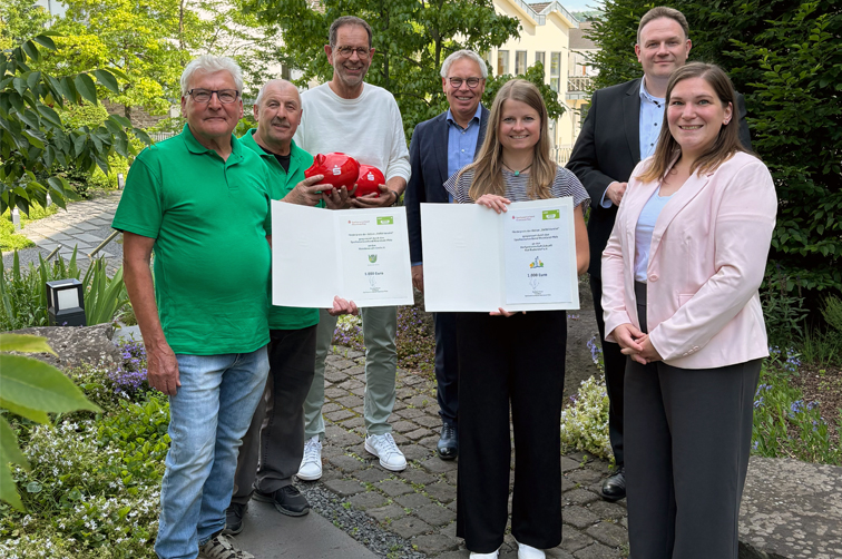 Gruppenfoto der Preisübergabe an die beiden Vereine aus dem Kreis Ahrweiler