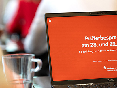 Blick auf einen Laptop mit einer Begrüßungsseite einer Veranstaltung der Prüfungsstelle des SVRP