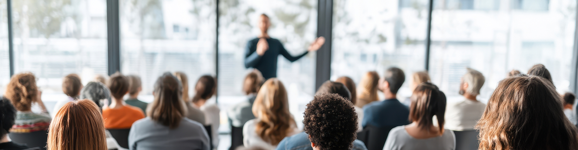 Auditorium sitzend mit Redner