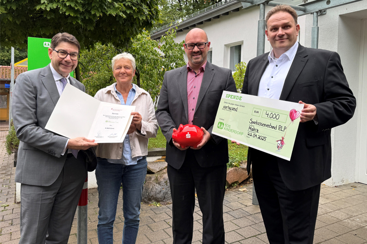 
        Übergabe der Spendensumme von 4.000 Euro an das SOS-Kinderdorf.
    