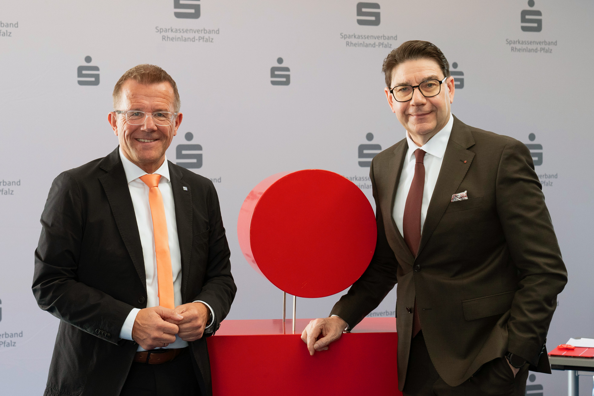 DEHOGA-Präsident Gereon Haumann und Sparkassenverbandspräsident Thomas Hirsch.