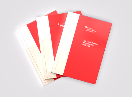 Stapel mit der Broschüre Sparkassen-Kompass