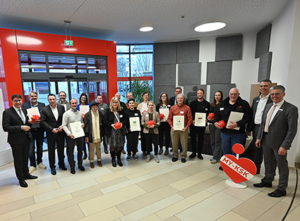 Gruppenbild der Fördergeldübergabe der Kultur- und Sozialstiftung der Provinzial bei der Kreissparkasse Mayen