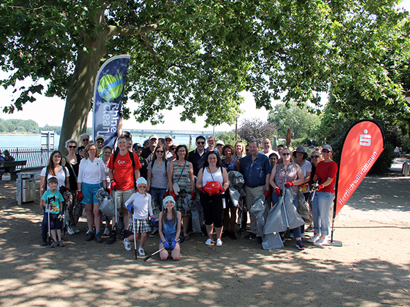 Gruppenbild im Freien im Rahmen der Teilnahme am RhineCleanUp