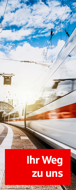 ein an einem Bahnsteig vorbeifahrender ICE-Zug; mit der Bildbeschriftung: Ihr Weg zu uns
