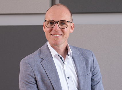 Portraitaufnahme von Herrn Tobias Cramer, Referent Versicherungswesen beim SVRP