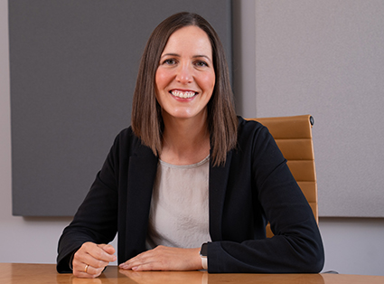 Portraitaufnahme von Frau Jana Goetzendorf, Gruppenleiterin Recht beim SVRP