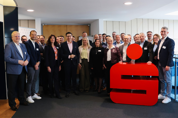 
        Gruppenfoto der Verhinderungsvertretenden mit der Verbandsleitung in den Räumen des Sparkassenverbands Rheinland-Pfalz.
    