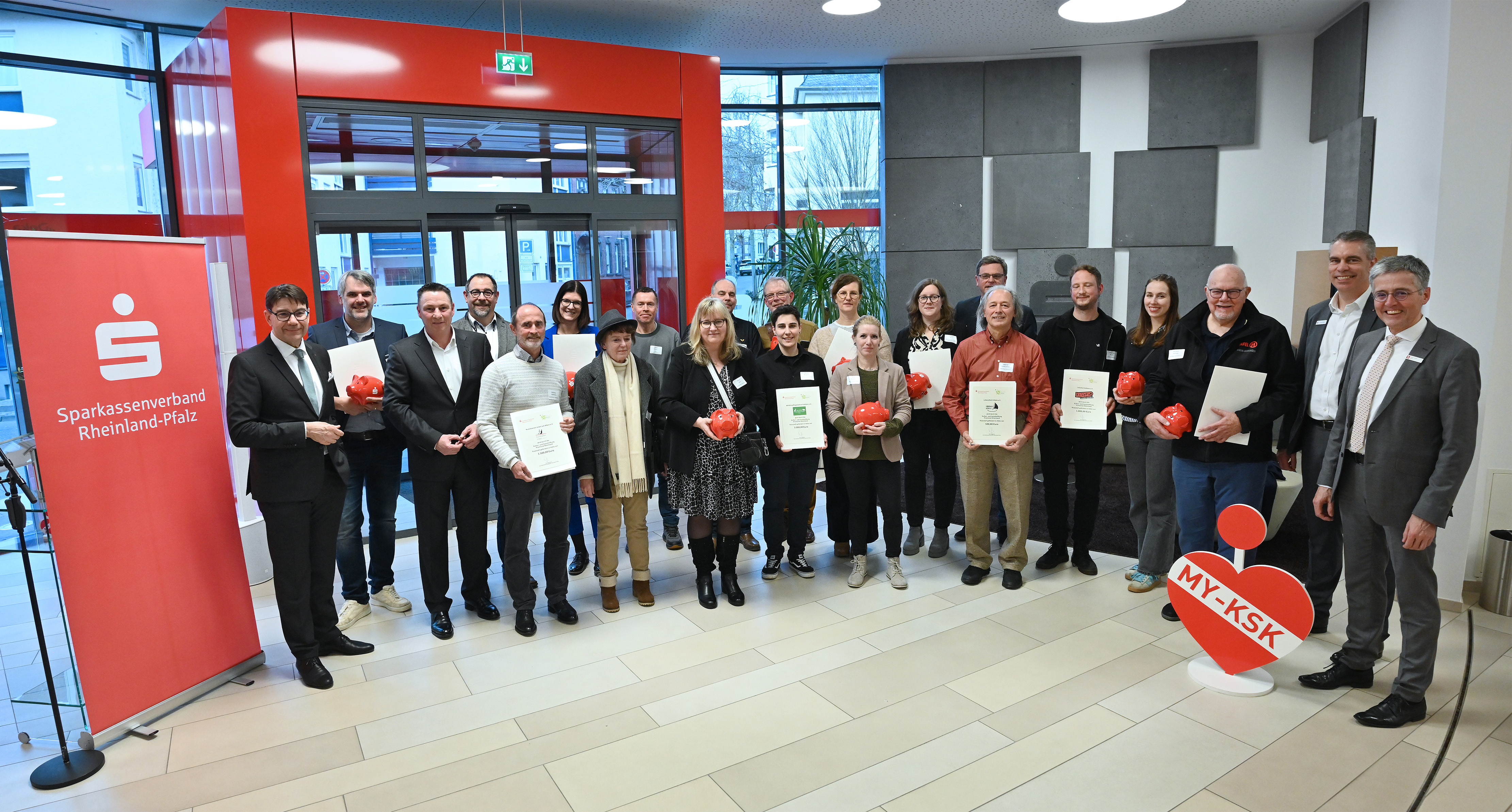 Gruppenbild SVRP-Präsident Thomas Hirsch mit Vereinsvertretern anlässlich der Fördergeldübergabe der Kultur- und Sozialstiftung der Provinzial in der KSK Mayen.