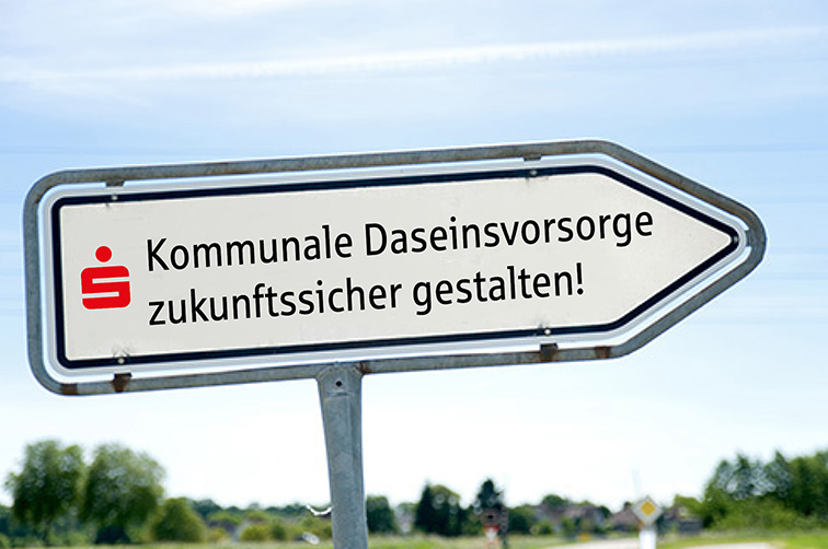 Pfeilwegweiser mit der Aufschrift Kommunale Daseinsvorsorge.