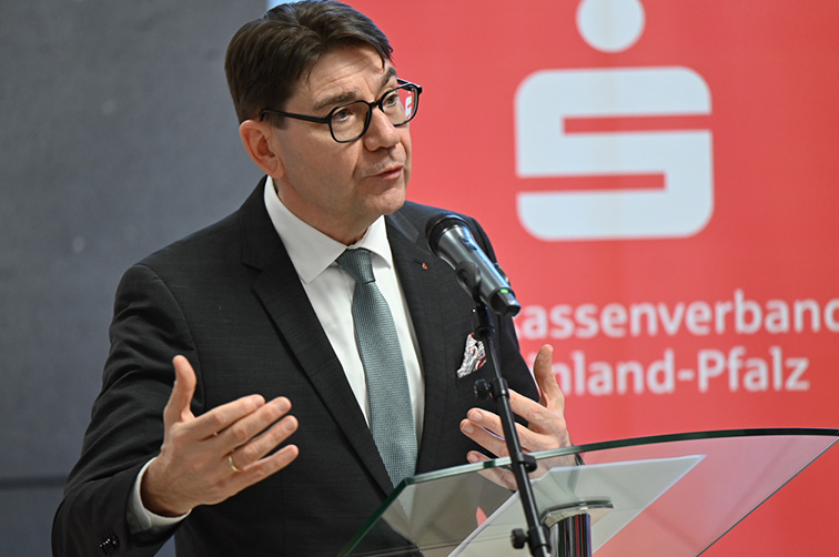 SVRP-Präsident Thomas Hirsch am Rednerpult.