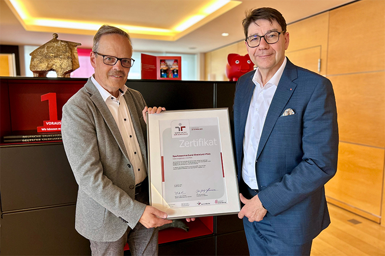 Präsident Thomas Hirsch und Gruppenleiter Verwaltung, Gernot Hub mit dem gerahmten Zertifikat über die erneute Auszeichnung des SVRP mit dem audit berufundfamilie als familienfreundlicher Betrieb.