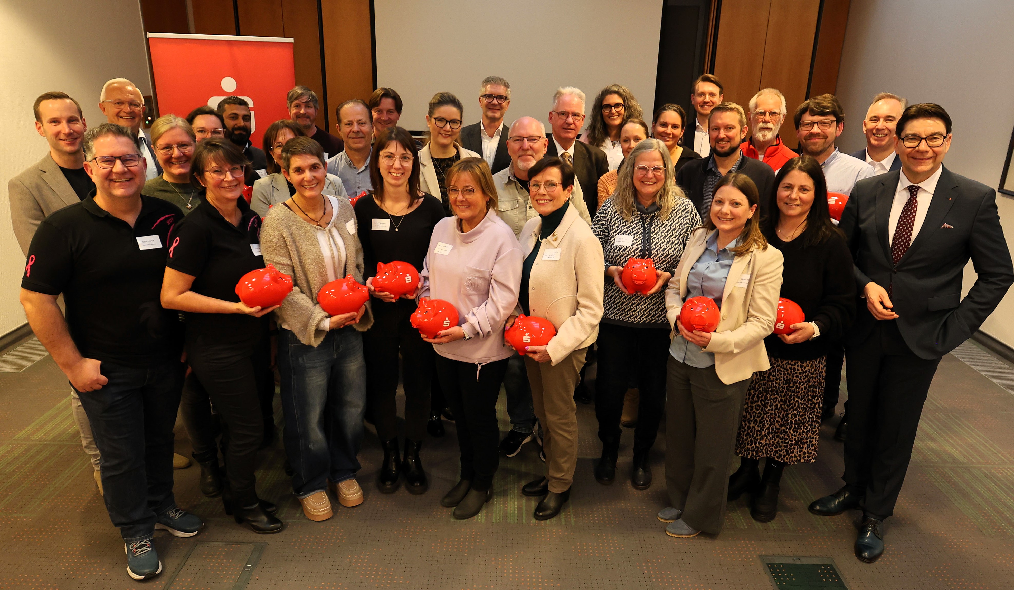 Gruppenbild SVRP-Präsident Thomas Hirsch mit Vereinsvertretern anlässlich der Fördergeldübergabe der Kultur- und Sozialstiftung der Provinzial in der Sparkasse Neuwied.
