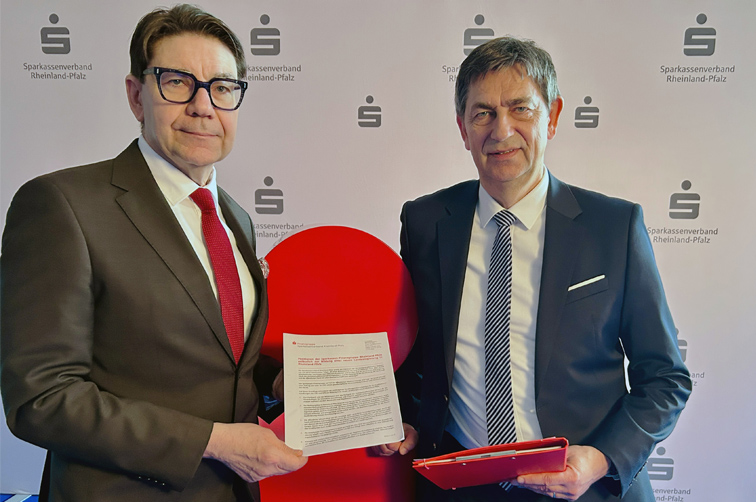 
        Verbandspräsident Thomas Hirsch und Verbandsgeschäftsführer Roman Frank präsentieren das Positionspapier des Sparkassenverbands Rheinland-Pfalz für die Koalitionsverhandlungen der entstehenden neuen rheinland-pfälzischen Landesregierung.
    