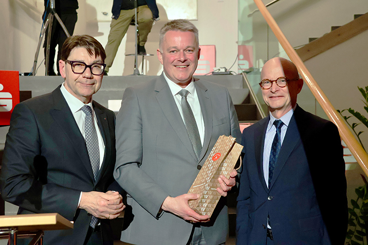 
        Von links: Thomas Hirsch, Präsident Sparkassenverband Rheinland-Pfalz, Gordon Schnieder, möglicher neuer Ministerpräsident von Rheinland-Pfalz und Dr. Ulrich Reuter, Präsiden Deutscher Sparkassen- und Giroverband.
    