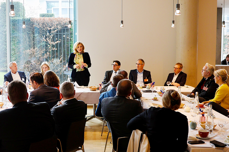 
        SVRP-Delegation spricht mit Julia Klöckner im Bundestag
    