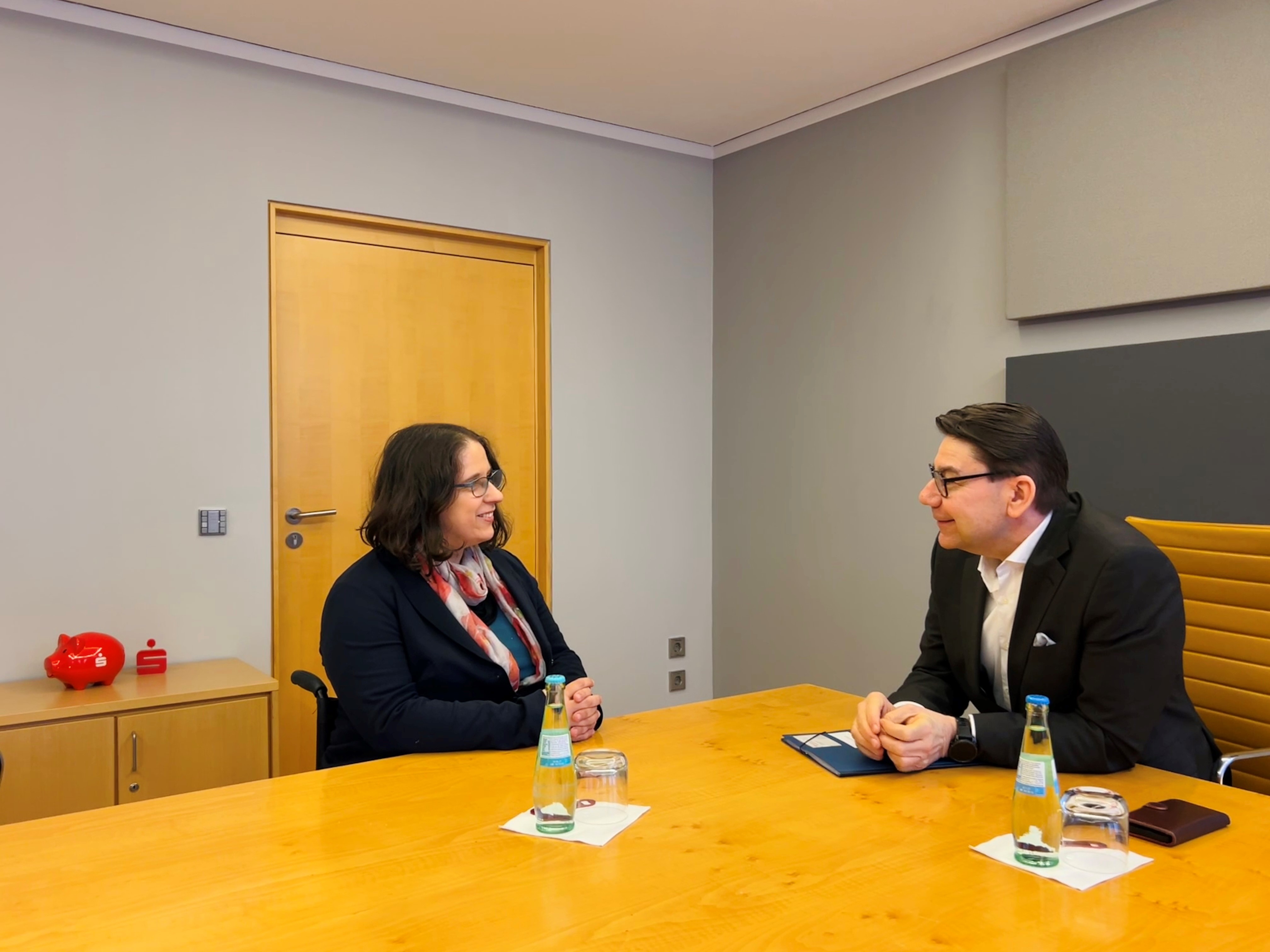 Ellen Kubica und Thomas Hirsch sprechen an einem Tisch im Verbandsgebäude des Sparkassenverbandes Rheinland-Pfalz.