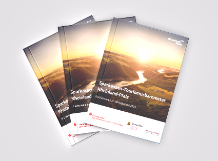 Stapel mit der Broschüre Sparkassen-Tourismusbarometer Rheinland-Pfalz.