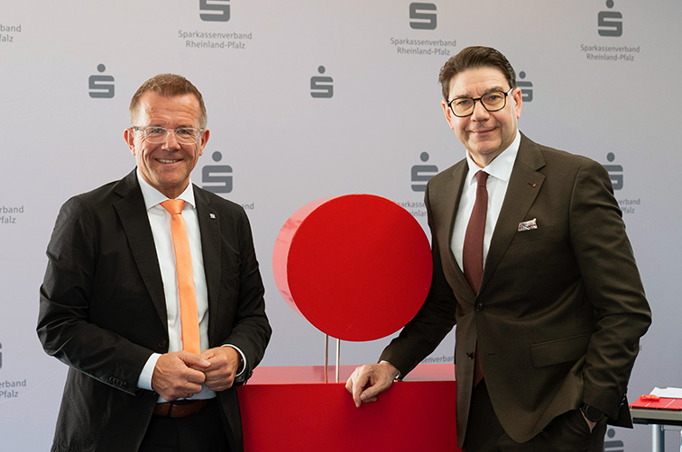 
        Gereon Haumann, Präsident DEHOGA Rheinland-Pfalz, und Thomas Hirsch, Präsident des Sparkassenverbandes Rheinland-Pfalz.
    