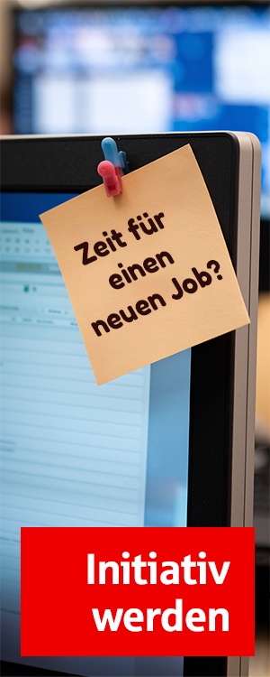 an einem Monitor befindet sich ein Postit-Zettel mit dem Text: Zeit für einen neuen Job?; mit der Bildbeschriftung: Initiativ werden