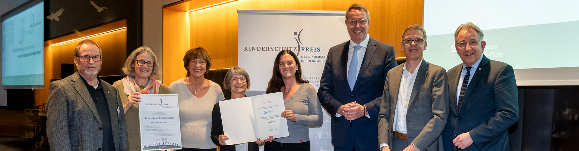 Ministerpräsident Schweitzer mit den Preisträgern des Kinderschutzpreises 2025 des Vereins Lebenshilfe e. V. Germersheim