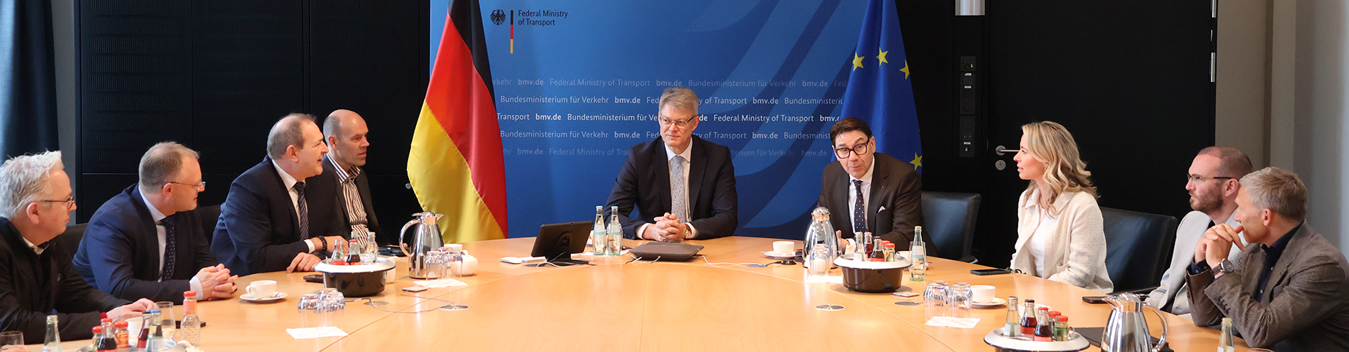 SVRP-Delegation des Verwaltungsrates zu Besuch im Bundesverkehrsministerium, sitzend an einem Besprechungstisch.
