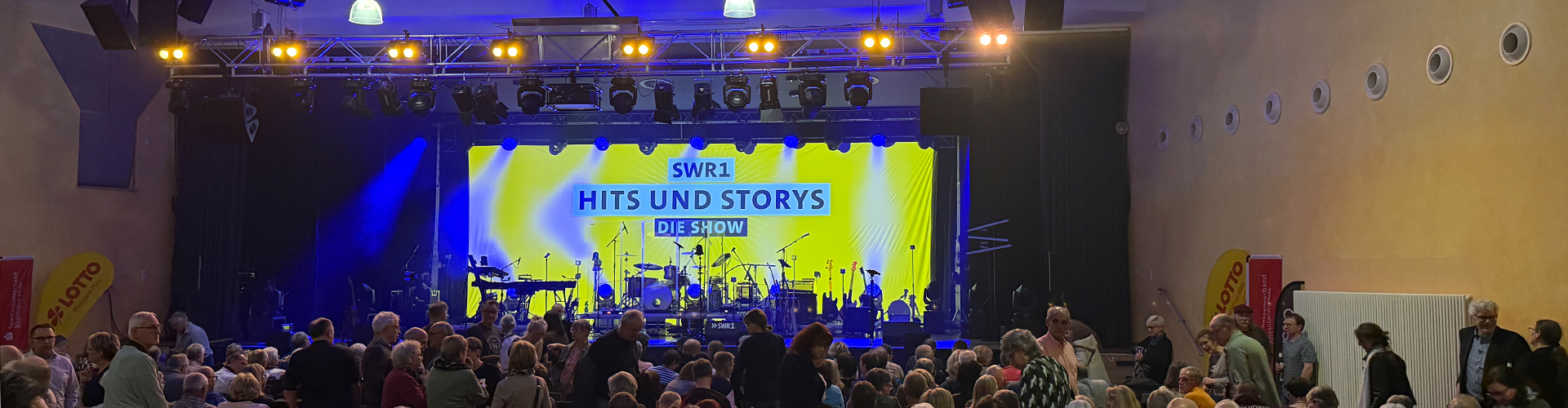 Blick übers Publikum auf die Bühne bei einer Veranstaltung der SWR 1-Reihe: Hits und Storys, die Show