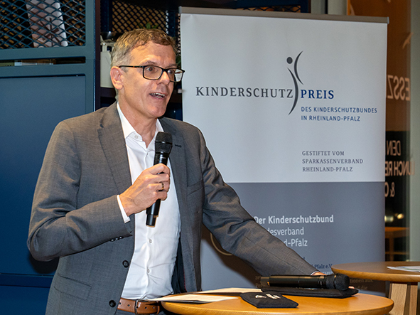 Sparkassendirektor Thorsten Mühl spricht als Vertreter des SVRP das Grußwort anlässlich der Verleihung des Kinderschutzpreises 2025