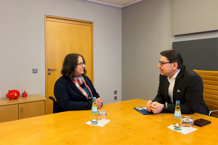 
        Landesbeauftragte für Menschen mit Behinderungen Ellen Kubica spricht im Sparkassenverband Rheinland‑Pfalz mit Präsident Thomas Hirsch.
    