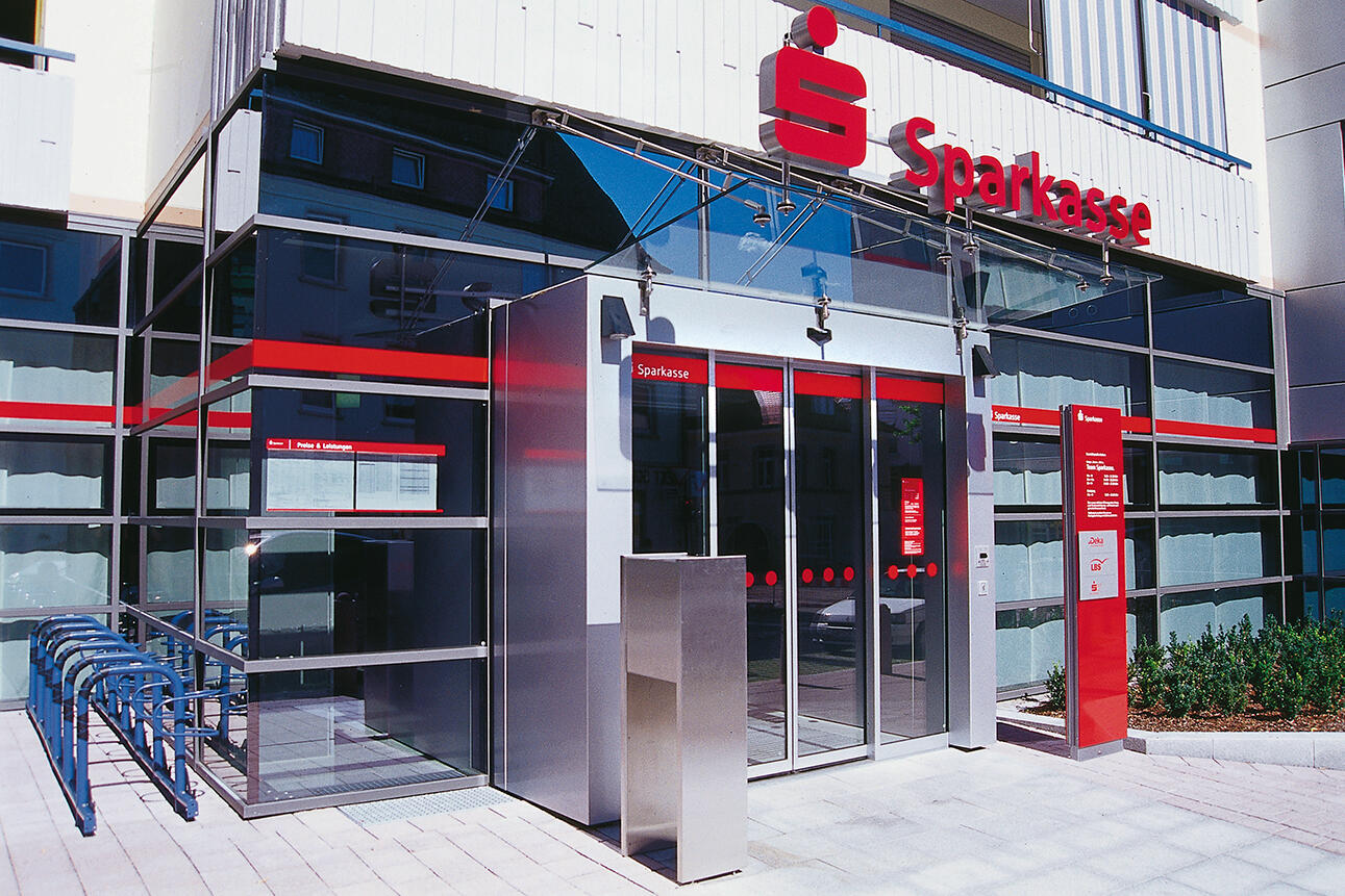 Eingangsbereich einer Sparkasse.