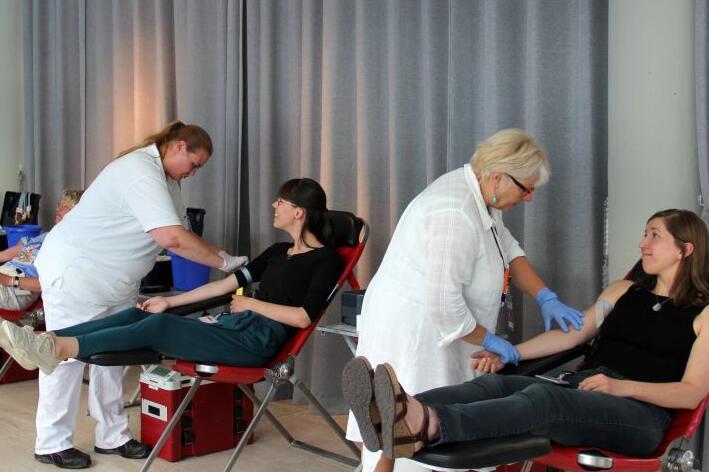 SVRP-Mitarbeitende und Rot Kreuz-Helferinnen beim Blutspenden in den Räumen des SVRP