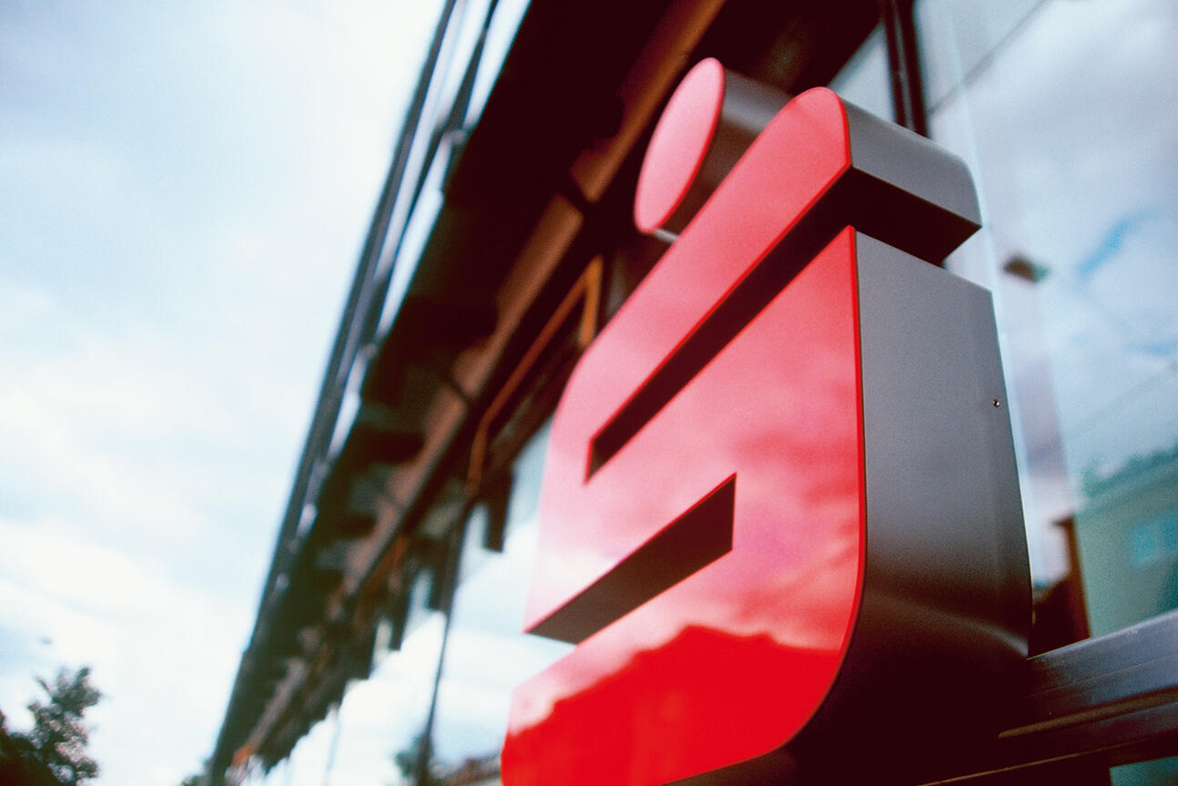 Fassade mit Sparkassen-Logo