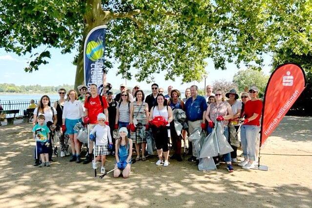 Gruppenbild von SVRP-Mitarbeitenden anlässlich der Aktion RhineCleanUp am Mainzer Rheinufer